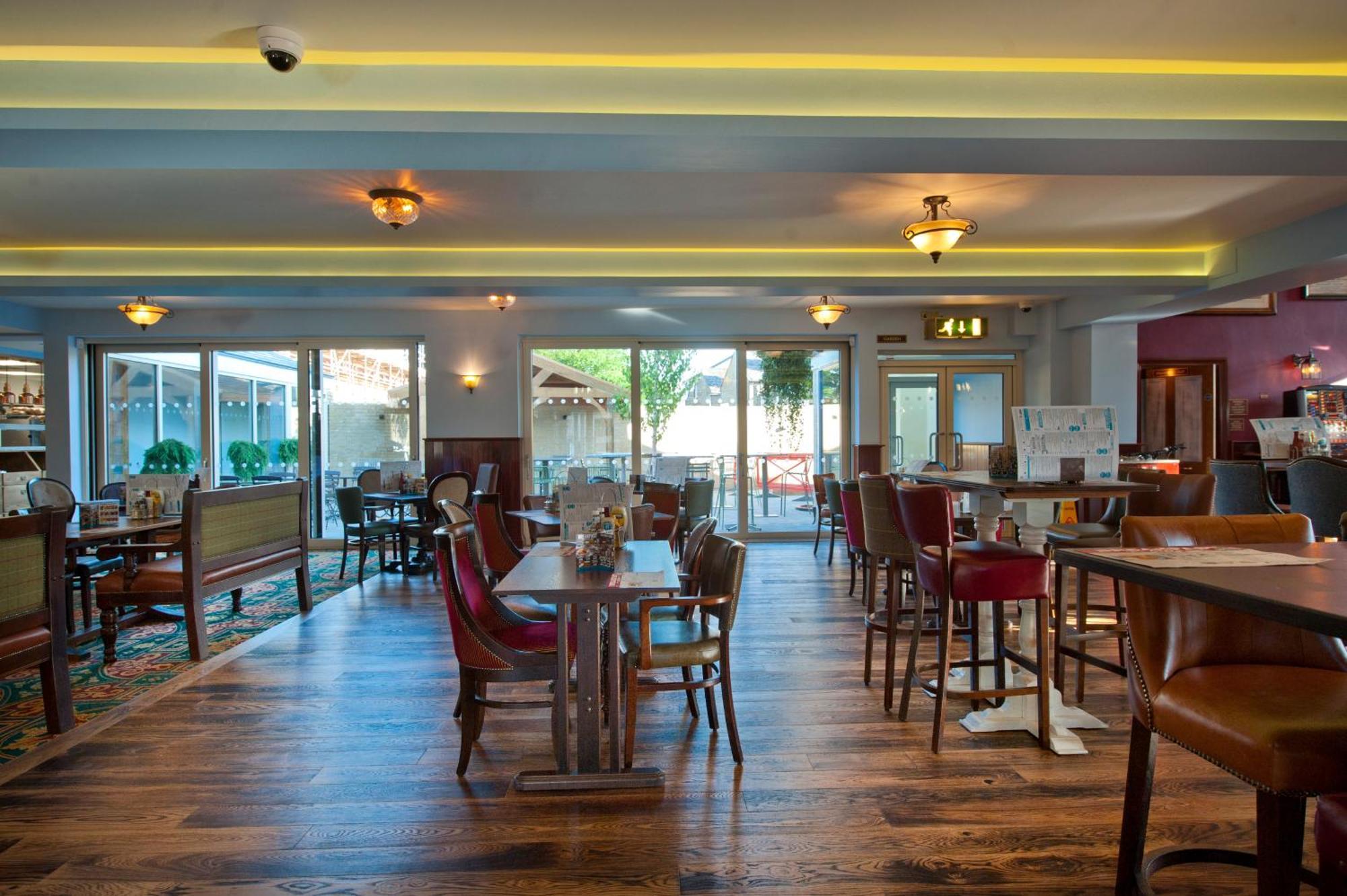 Sandford House Hotel Wetherspoon Huntingdon Buitenkant foto