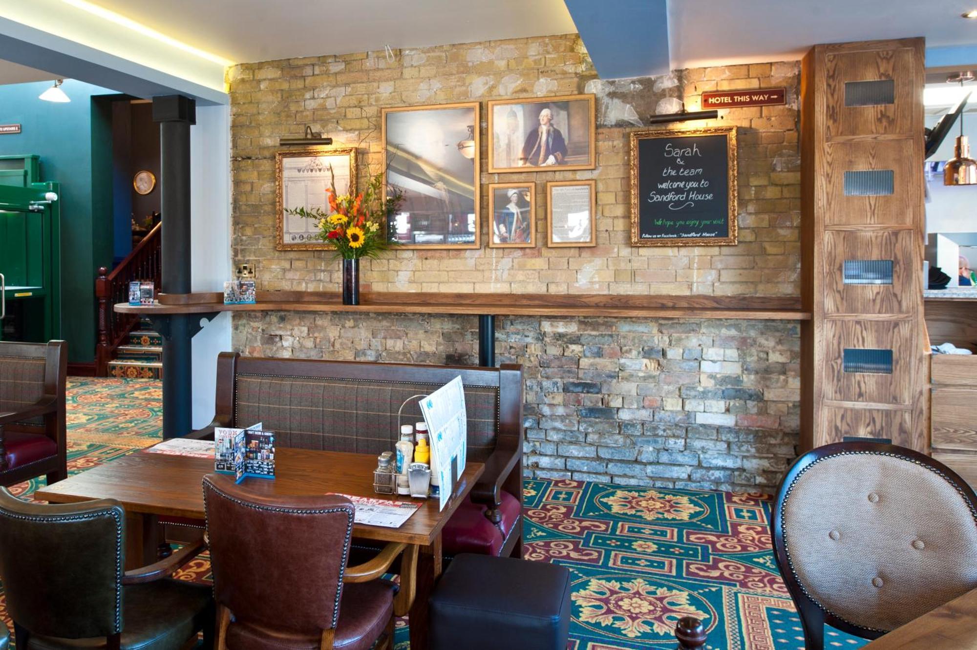 Sandford House Hotel Wetherspoon Huntingdon Buitenkant foto